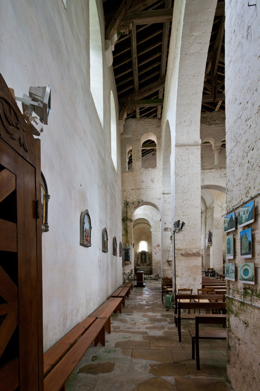 Collatéral nord de la nef de l'église (vue de l'ouest vers l'est).
