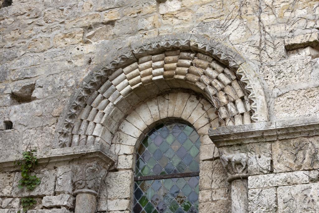 Élévation nord, quatrième travée, fenêtre. Détail du décor de l'arc (billettes sur la voussure, pointes de diamant sur l'archivolte).