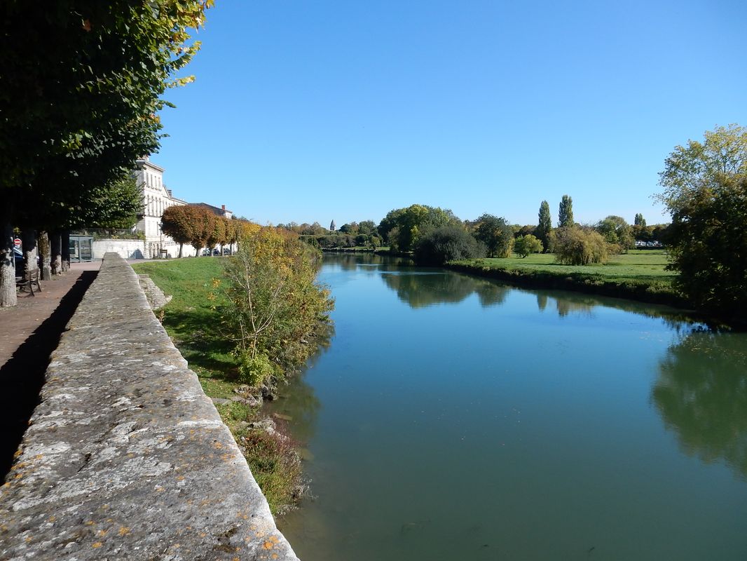 La Charente en aval de la place Blair. 
