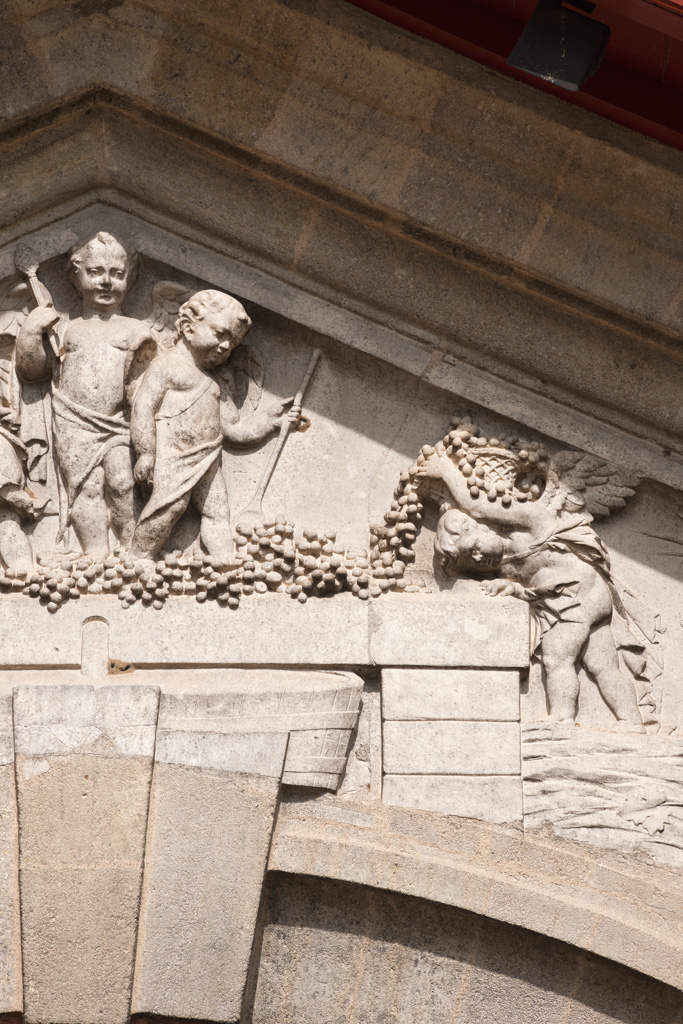 Cuvier, façade sur cour : détail du fronton sculpté.