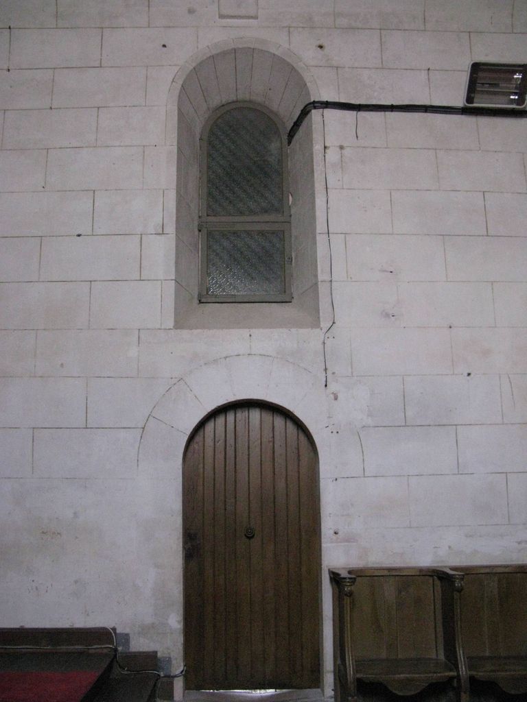 Porte et fenêtre de la sacristie dans le choeur.