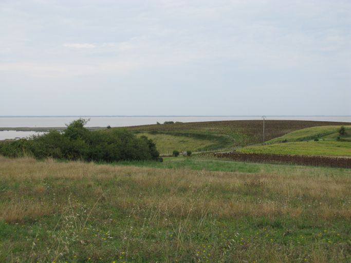 Le site de Vil Mortagne, au fond, dominant l'estuaire.