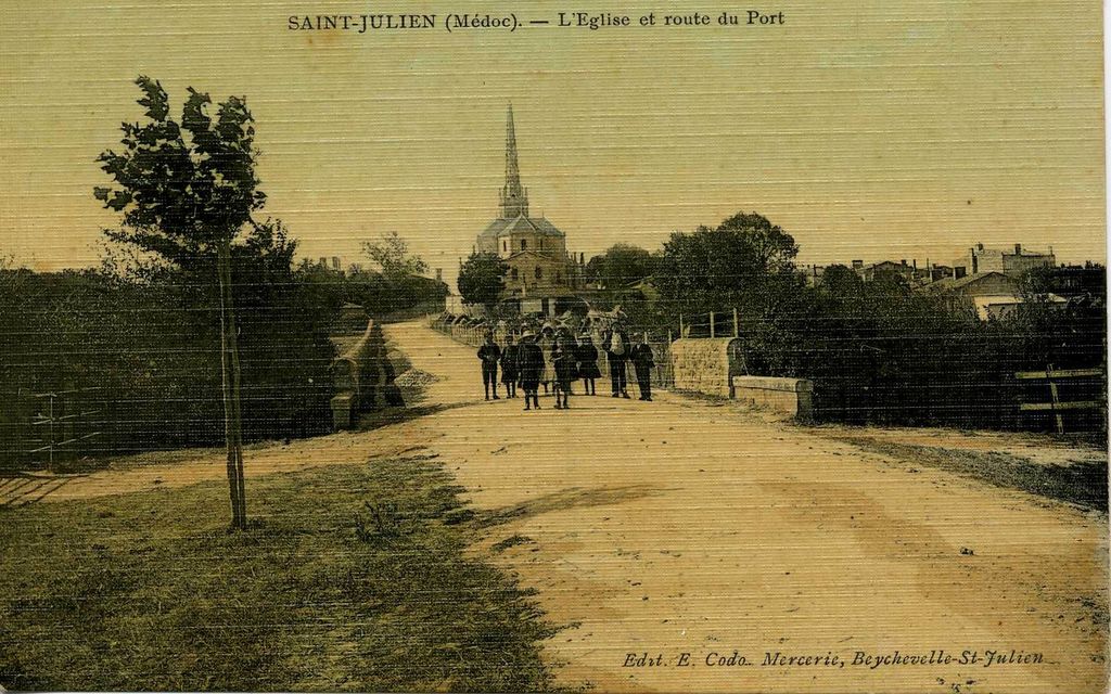 Carte postale : l'église et route du port.