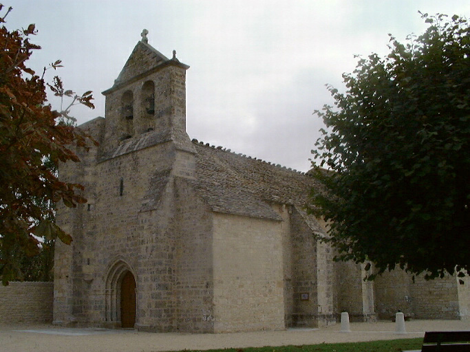 La façade de l'église vue de l'angle sud-ouest.