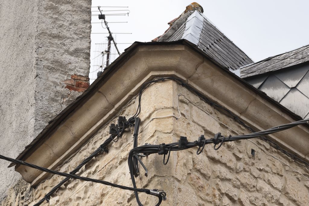 Maison du XIXe siècle de Montignac : détail de l'angle recoupé et de la corniche continue.