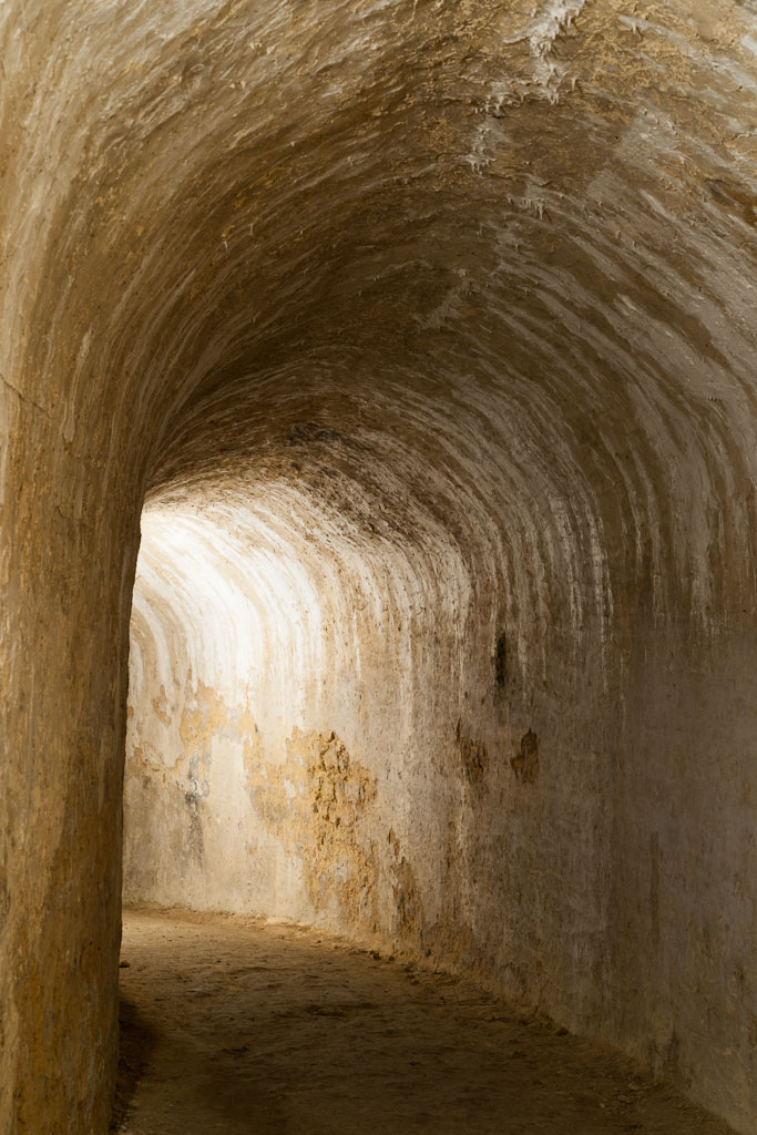 Couloir souterrain de liaison entre la poterne du bastion du château et la fausse-braie du côté du front du Cône au nord : détail.