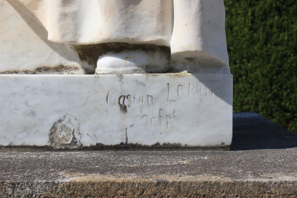 Monument aux morts : détail de la signature du sculpteur Gaston Leroux.