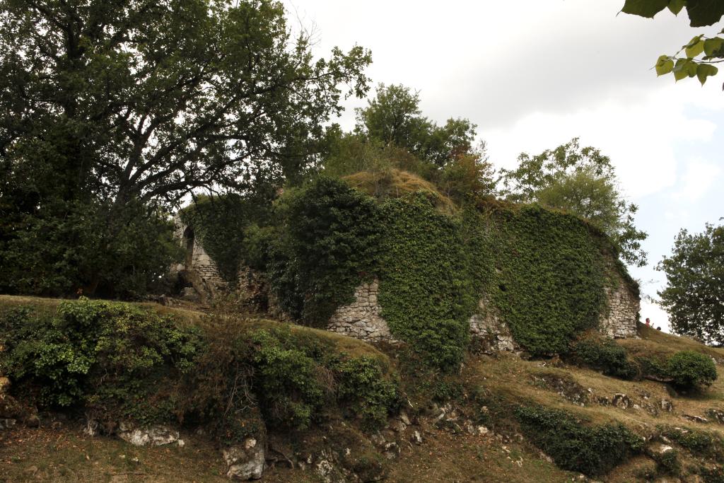 Enceinte, angle sud-est.