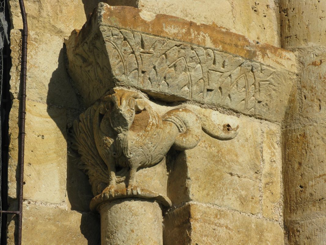Détail d'un autre chapiteau du chevet figurant un dragon.