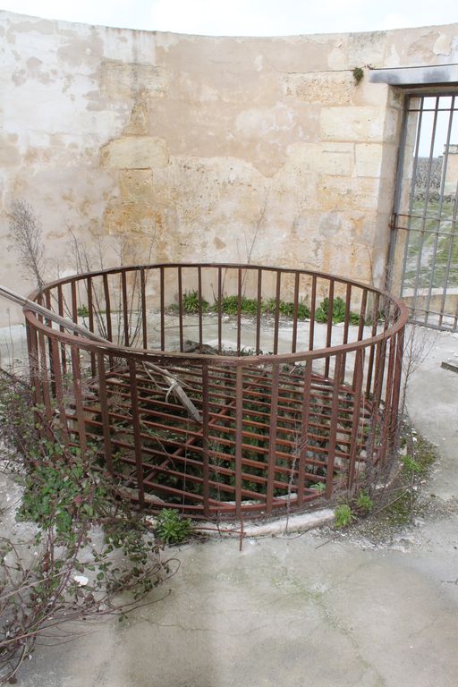Fontaine monumentale : vue intérieure avec le puits.