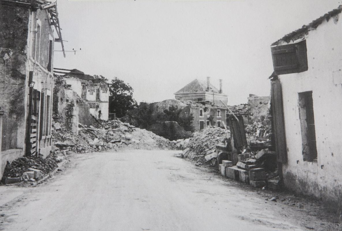 Ruines de part et d'autre de la rue de Verdun, vers le numéro 43, après les bombardements d'avril 1945.