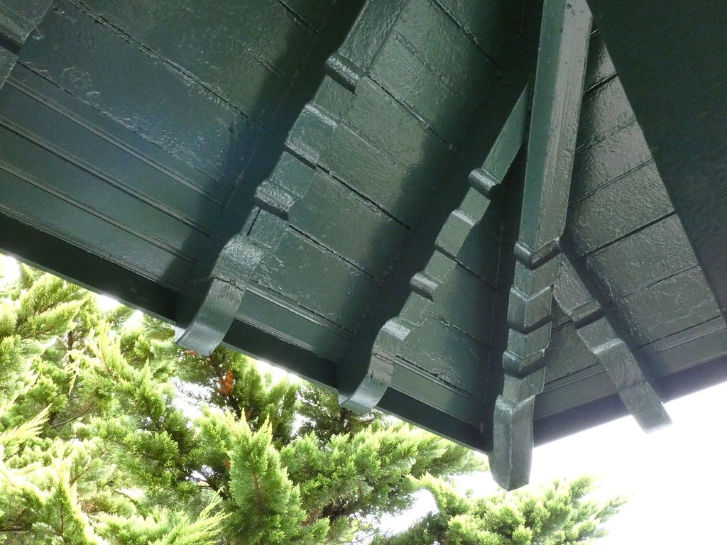 Détail de l'avant-toit de la terrasse couverte.