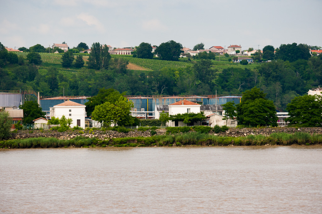 Vue du coteau depuis la Garonne avec au premier plan les installations industrielles du Bec d'Ambès.