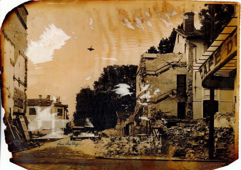 Démolition de l'immeuble à l'angle des rues Saint-Pierre et Sully. Albert, photographe. Vers 1937.