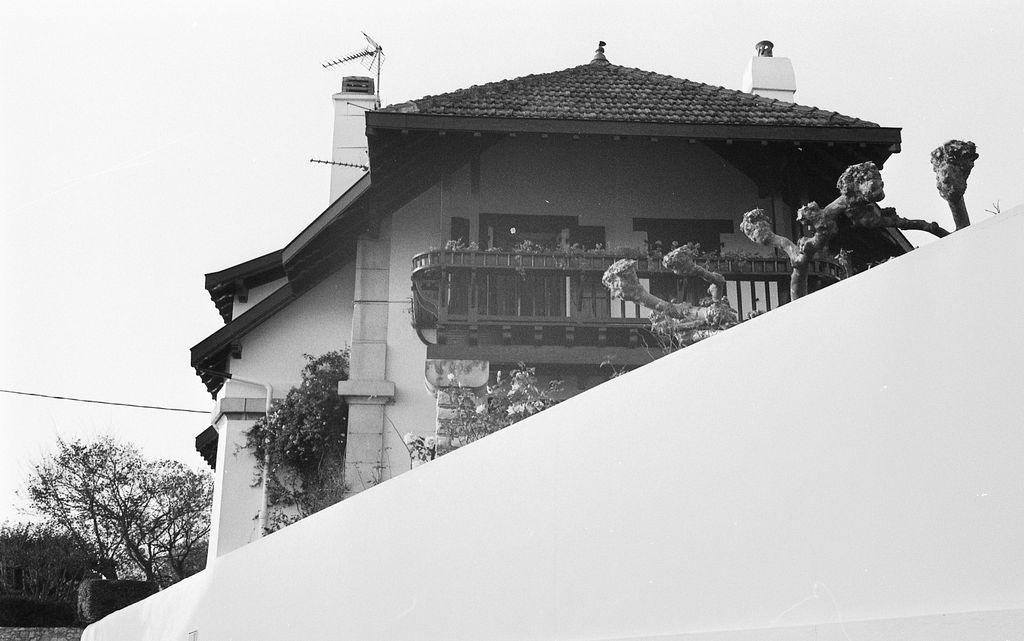 Vue de l'ancienne conciergerie et de sa terrasse depuis l'est, en 1994.