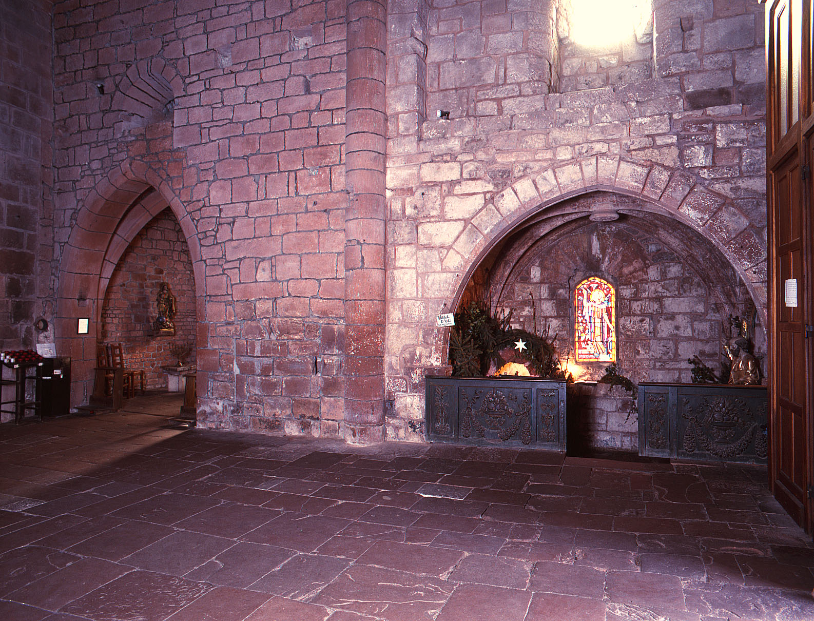 Nef méridionale. Vue des deux chapelles latérales ( fin 15-début 16e siècles).