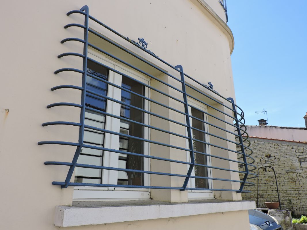 Détail de la grille à l'angle du bâtiment.