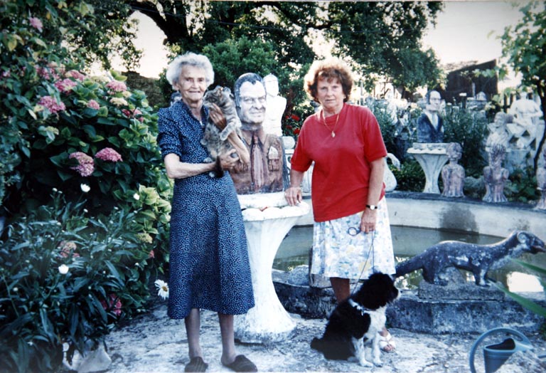 Photographie d'Anita Albert devant le bassin, côté droit du jardin, vers 1995.