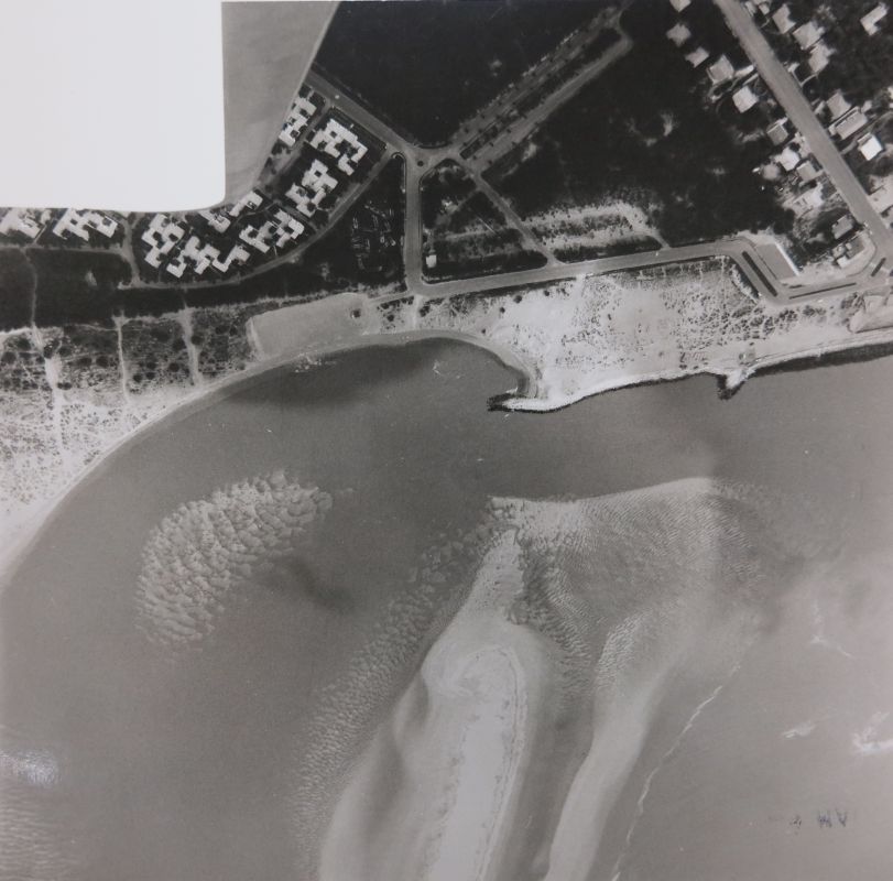 Vue aérienne du site du futur port en mai 1977.