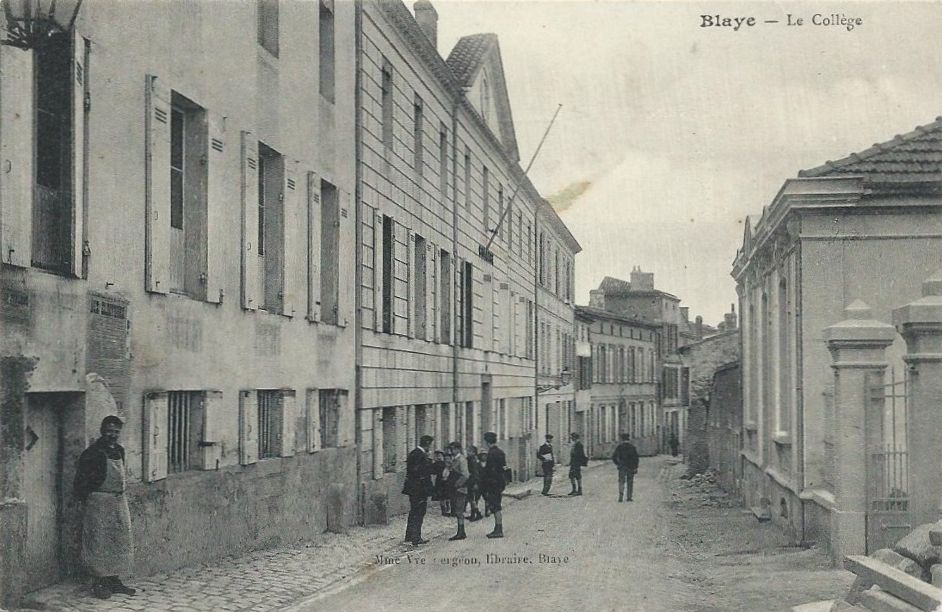 Vue de la façade. Carte postale, veuve Bergeon libraire (limite 19e siècle 20e siècle).