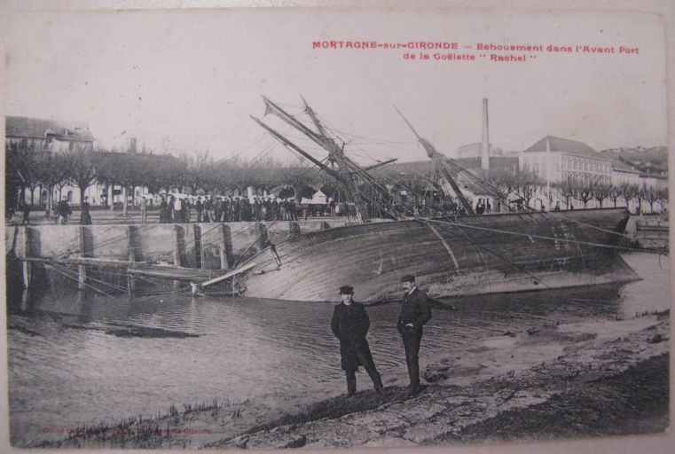 Carte postale, échouage dans l'avant-port de la goëlette Rachel en 1907.