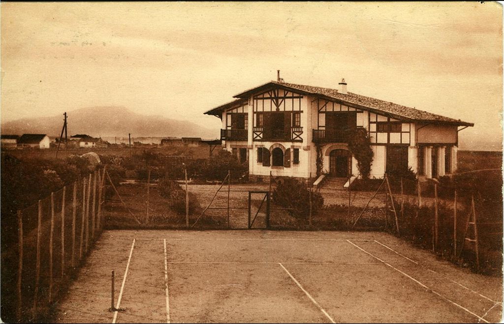 Vue de la villa depuis son terrain de tennis au milieu du XXe siècle.