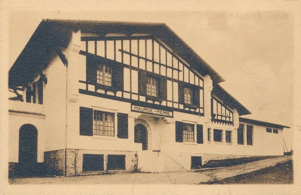 Vue du pavillon central, carte postale, 2e quart du 20e siècle.