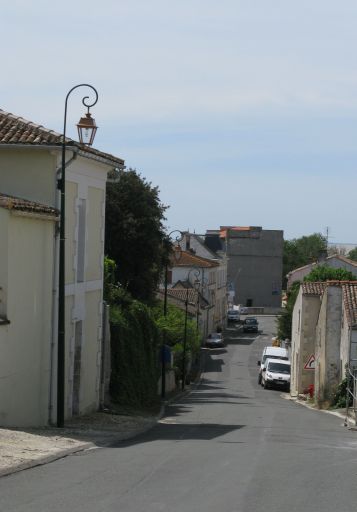 La rue principale du bourg en direction de l'ouest et du port.