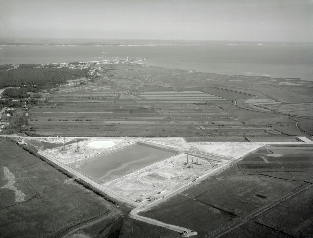 Vue aérienne, 1968 : aménagement de l'avant-port pétrolier Shell dans les marais du Verdon.