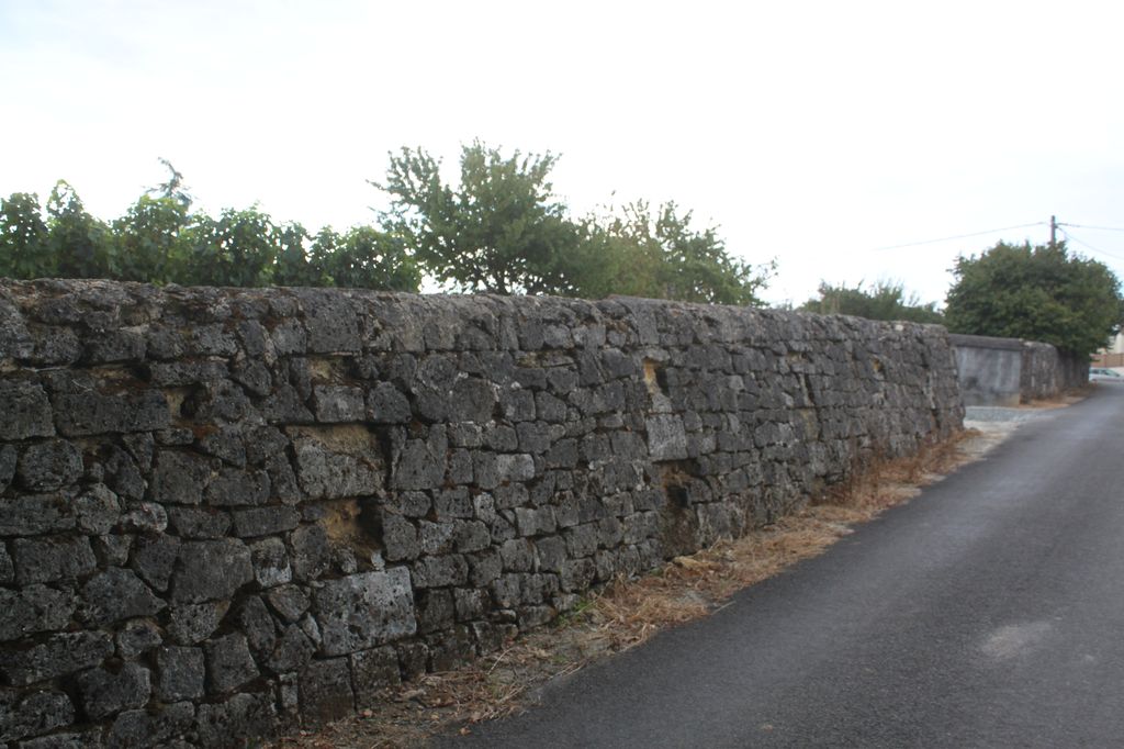 Mur de clôture et de soutènement à l'ouest le long de la V.C. 112 de Préberingue.