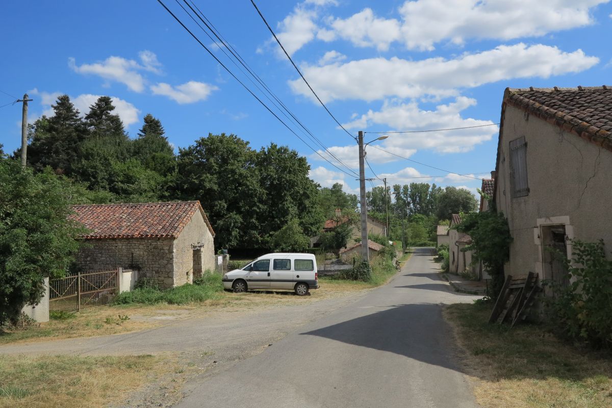 Hameau de Rillé, route de Peufavard, vu vers le sud. La grange se truve à gache de la photographie.
