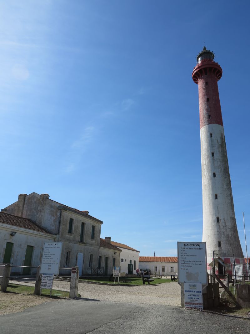 Le phare et ses annexes vus depuis l'est.