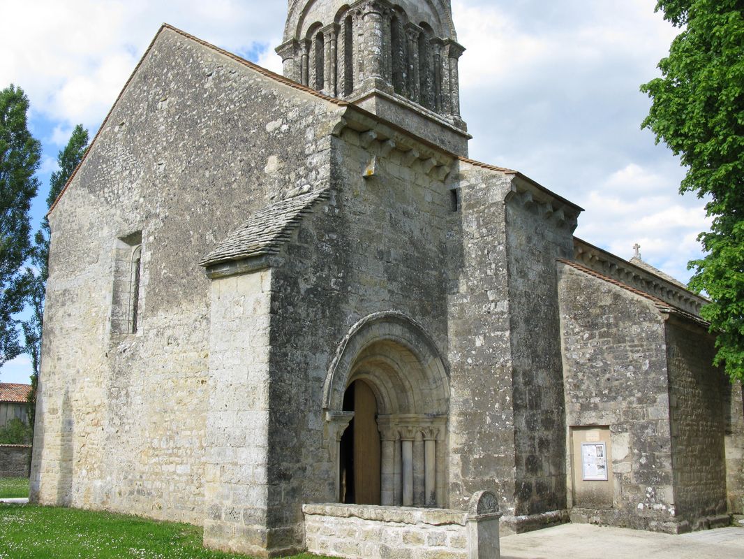 L'entrée sud-ouest de l'église et son portail.