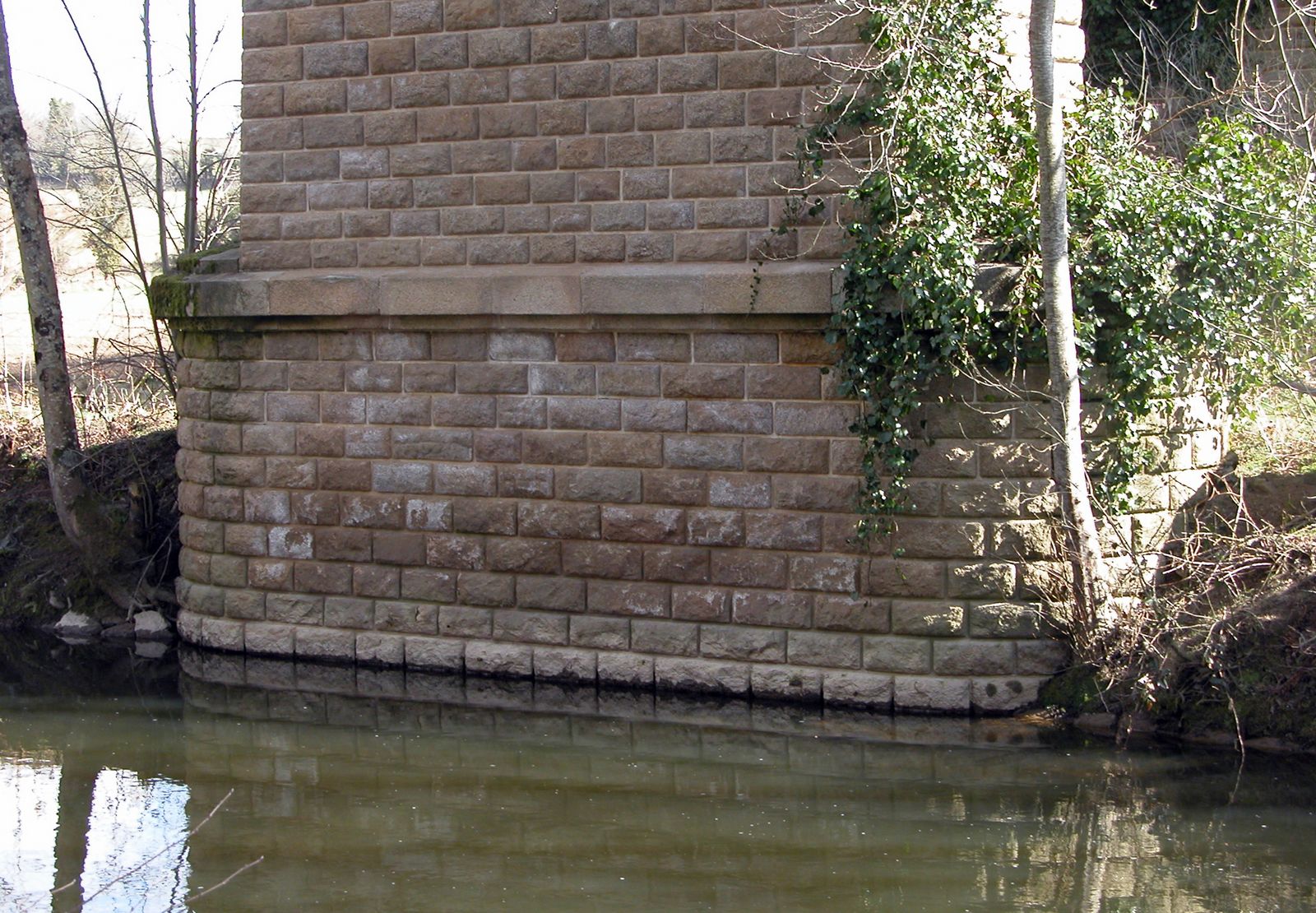 Pile est du pont.