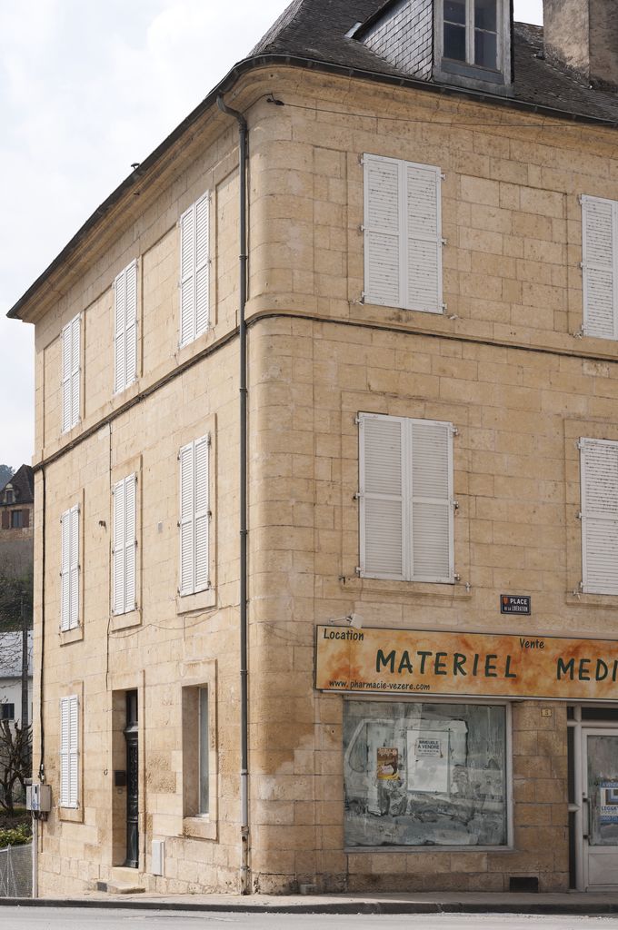 Maison du XIXe siècle de Montignac : détail de l'angle adouci des façades sur rue.