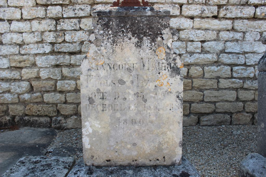 Stèles avec croix métalliques : détail de l'inscription funéraire de Françoise Maifrin ( ?), décédée en 1890.