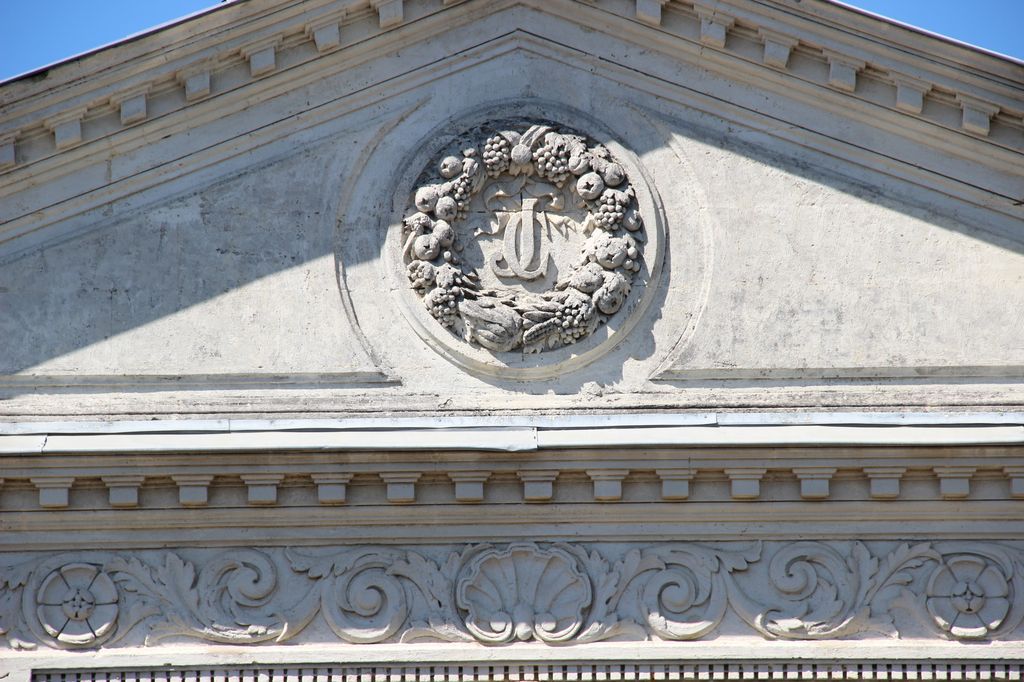 Détail de la façade principale : fronton, initiales JC.