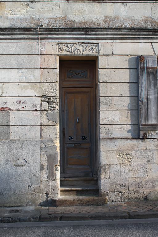 Détail de la porte sculptée d'un des logis.