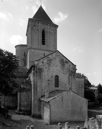 La sacristie, le transept et le clocher vus du nord.