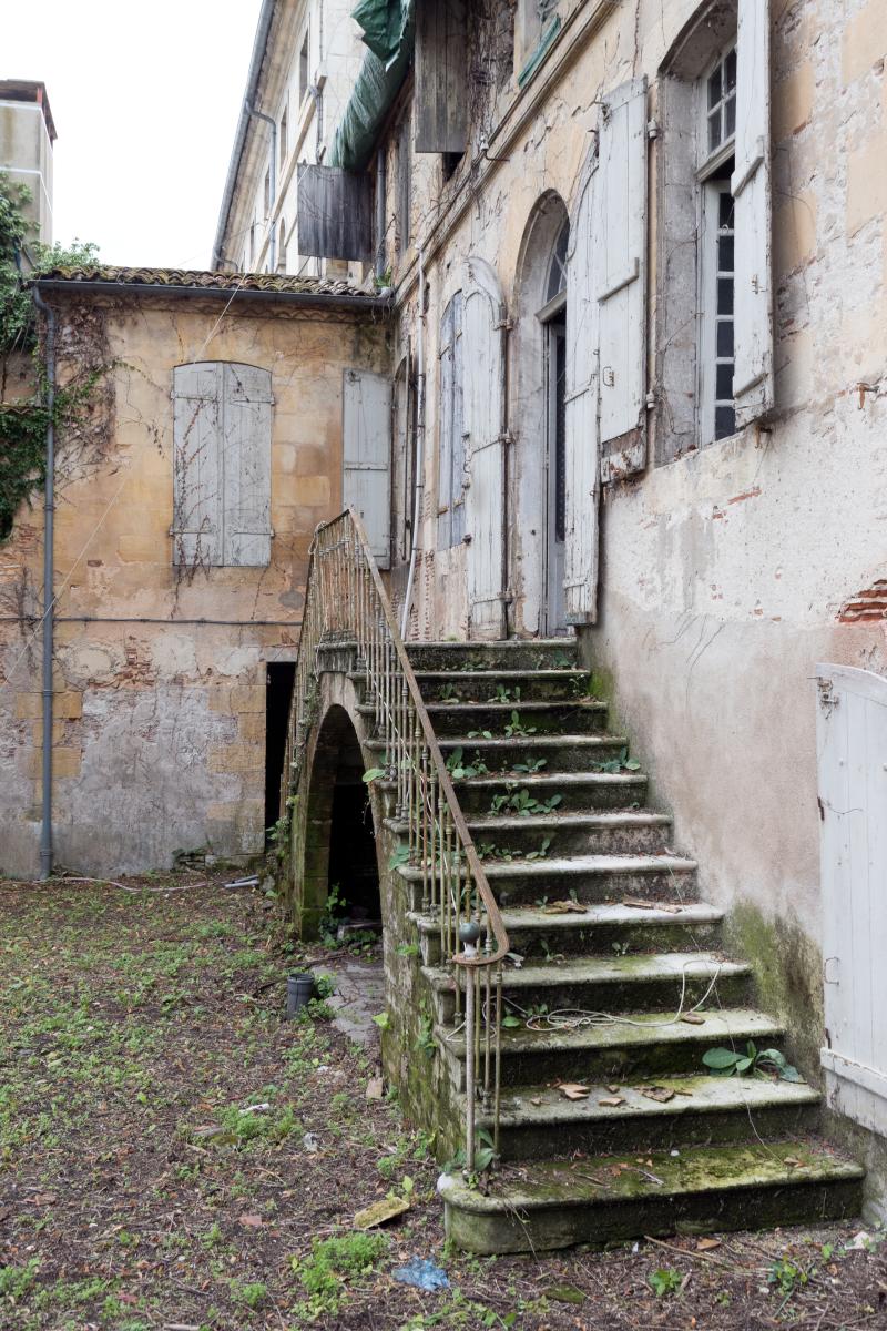 Détail de l'élévation orientale de la maison, côté jardin : volée du perron.