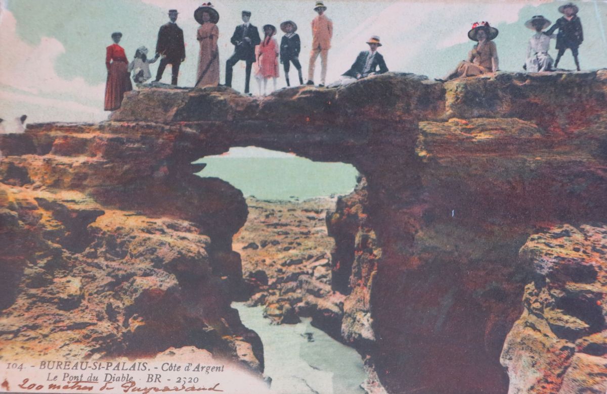 Promeneurs au Pont du Diable vers 1900.