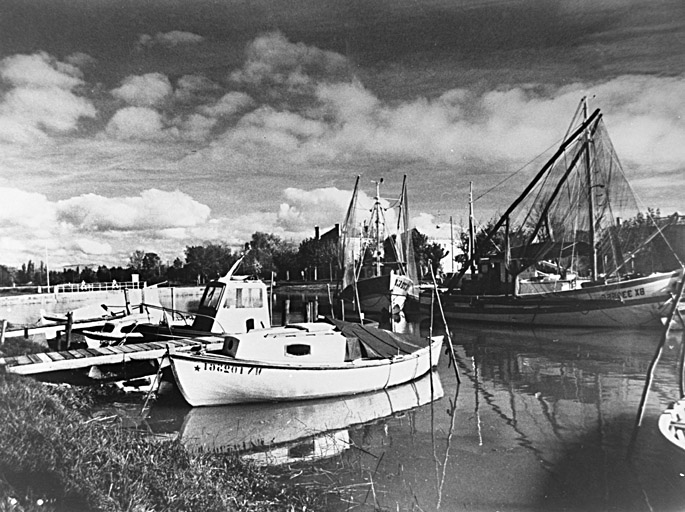 A gauche le pibalier L'Atalante, au centre la yole Marie-José portant l'étoile du chantier naval le Chérif, vers 1975-1980.