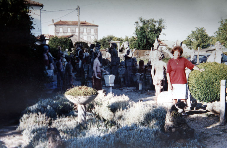 Photographie des statues situées devant la maison prise vers 1995.