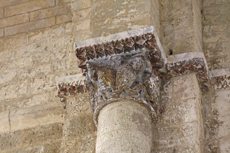 Croisée du transept, pile sud-est, chapiteau nord : quatre sirènes-oiseaux affrontées deux à deux.