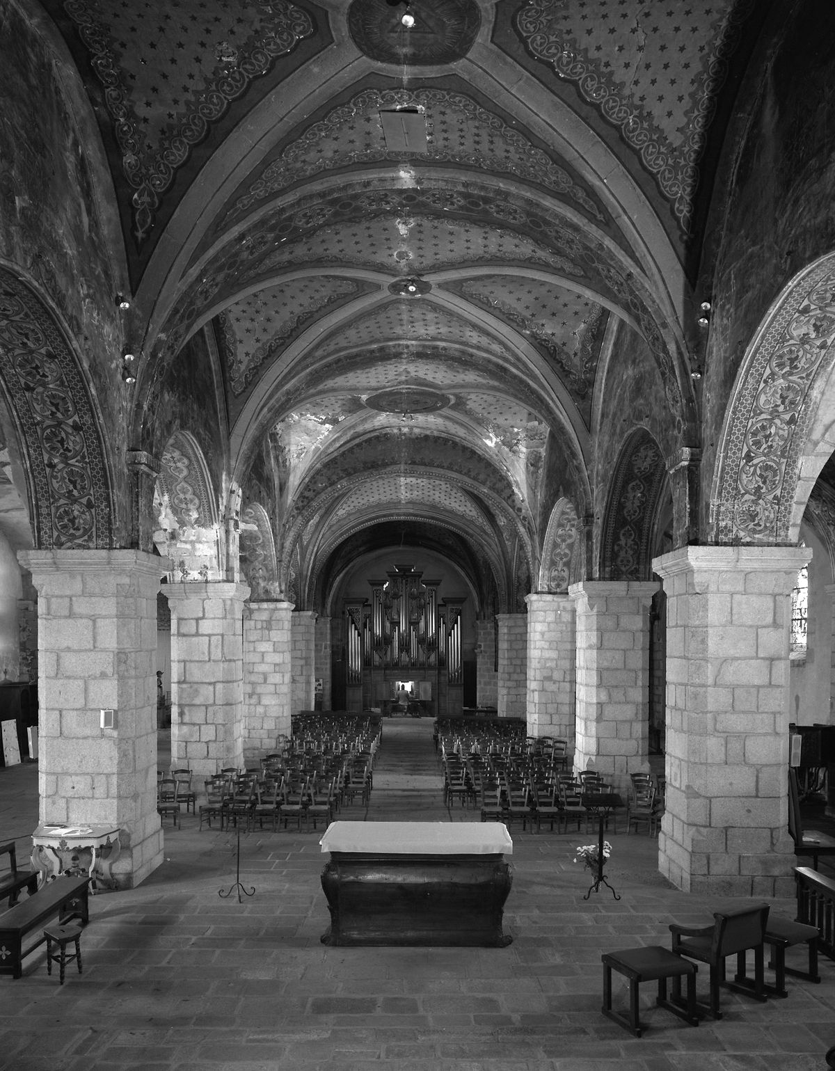 Vue de l'intérieur de l'église depuis la chapelle Notre-Dame-des-Victoires.