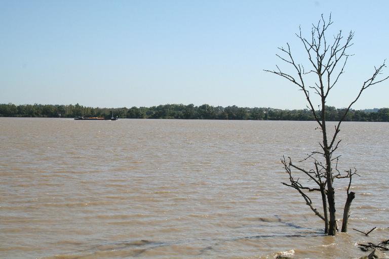 Vue vers le rivage blayais depuis la digue à proximité de l'embarcadère.