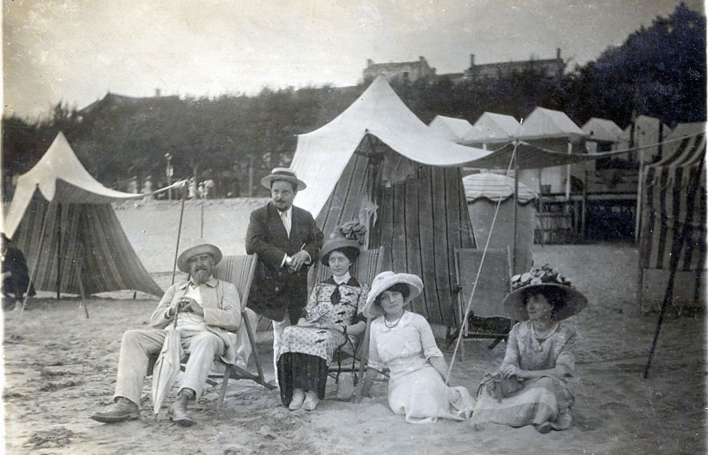 Sur la plage, devant le Trier, vers 1900.