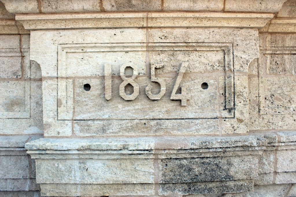 Clocher : détail de la date portée 1854.