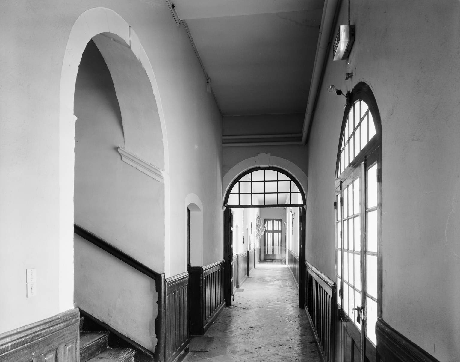 Corps de bâtiment B : couloir. 1984.