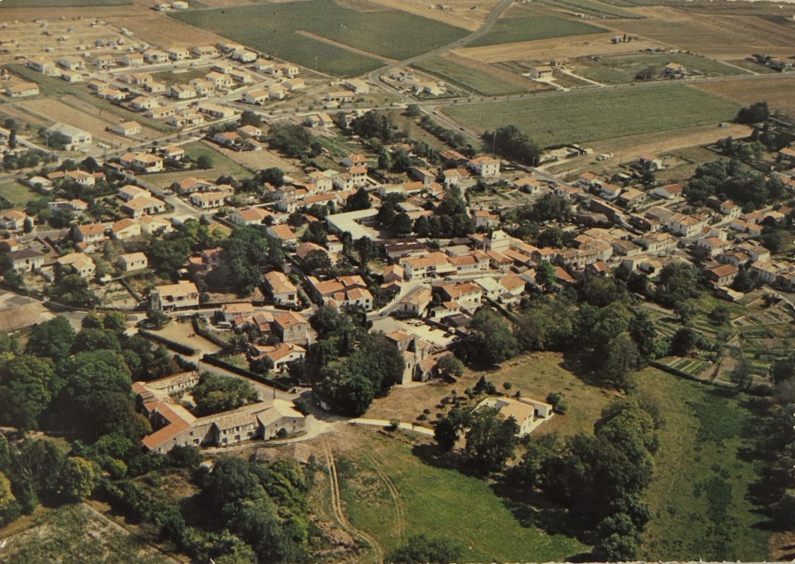Vue aérienne du bourg depuis le sud-ouest vers 1975.